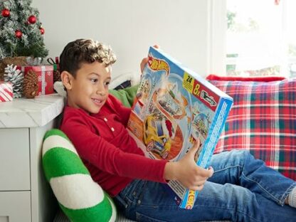 Hot Wheels Toy Cars, 2024 Advent Calendar, 8 Hot Wheels 1:64 Scale Cars, 16 Winter-Themed Accessories behind 24 Numbered Doors & a Playmat, HTG00 3 Hot Wheels Toy Cars, 2024 Advent Calendar, 8 Hot Wheels 1:64 Scale Cars, 16 Winter-Themed Accessories behind 24 Numbered Doors & a Playmat, HTG00 - Image 3